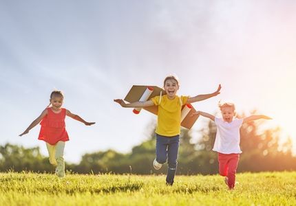 Spielende Kinder auf Wiese