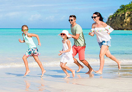 Familie im Urlaub am Strand