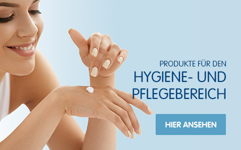Eine Frau mit Creme auf dem Handrücken