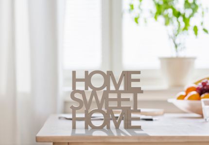 Esstisch mit Holzbuchstaben mit Schriftzug Home sweet Home
