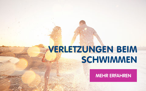 Zwei Personen die durchs Wasser laufen